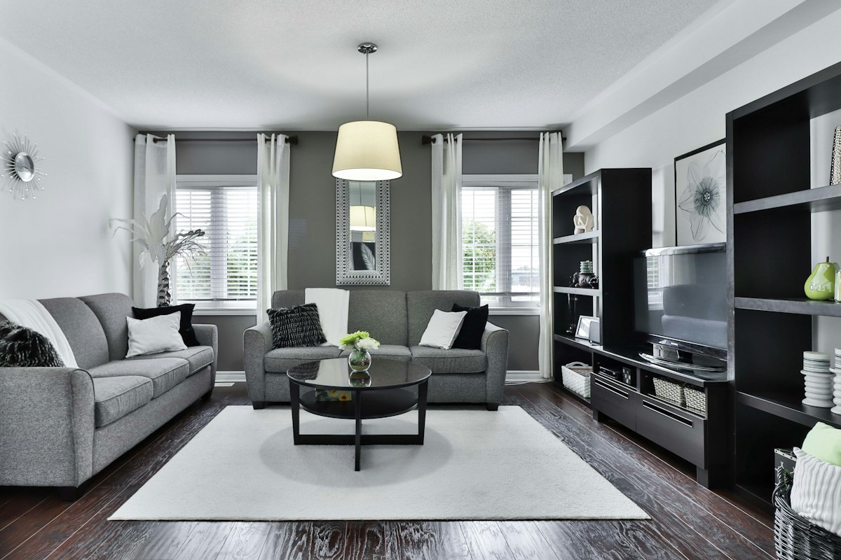 Ruang keluarga dengan furnitur indoor