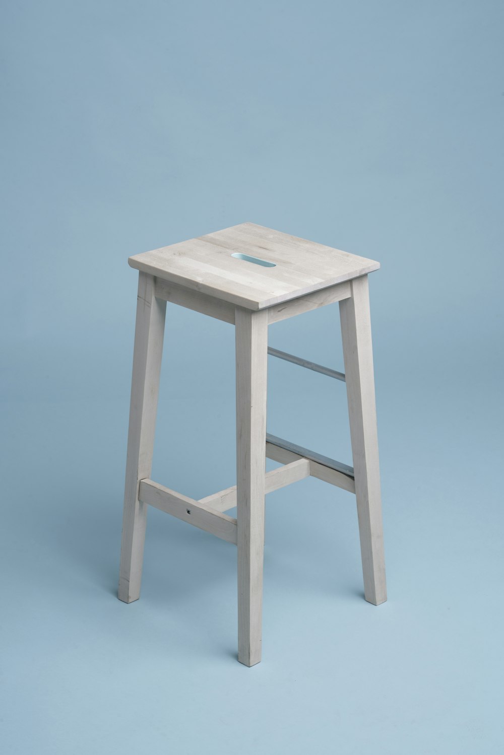 Bangku kayu minimalis